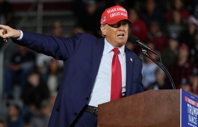 Der republikanische US-Präsidentschaftskandidat  Donald Trump spricht in Juneau, Wisconsin, bei einer Wahlkampfveranstaltung auf dem Dodge County Airport.<span class='image-autor'>Foto: Julia Demaree Nikhinson/AP/dpa/Julia Demaree Nikhinson</span>