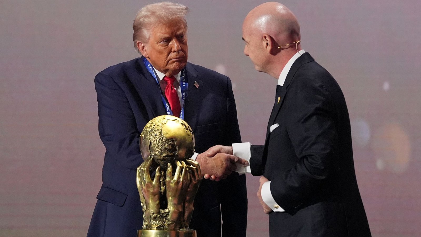 Donald Trump (l) nennt Gianni Infantino einen Freund. (Archivbild)Foto: Jacquelyn Martin/AP/dpa