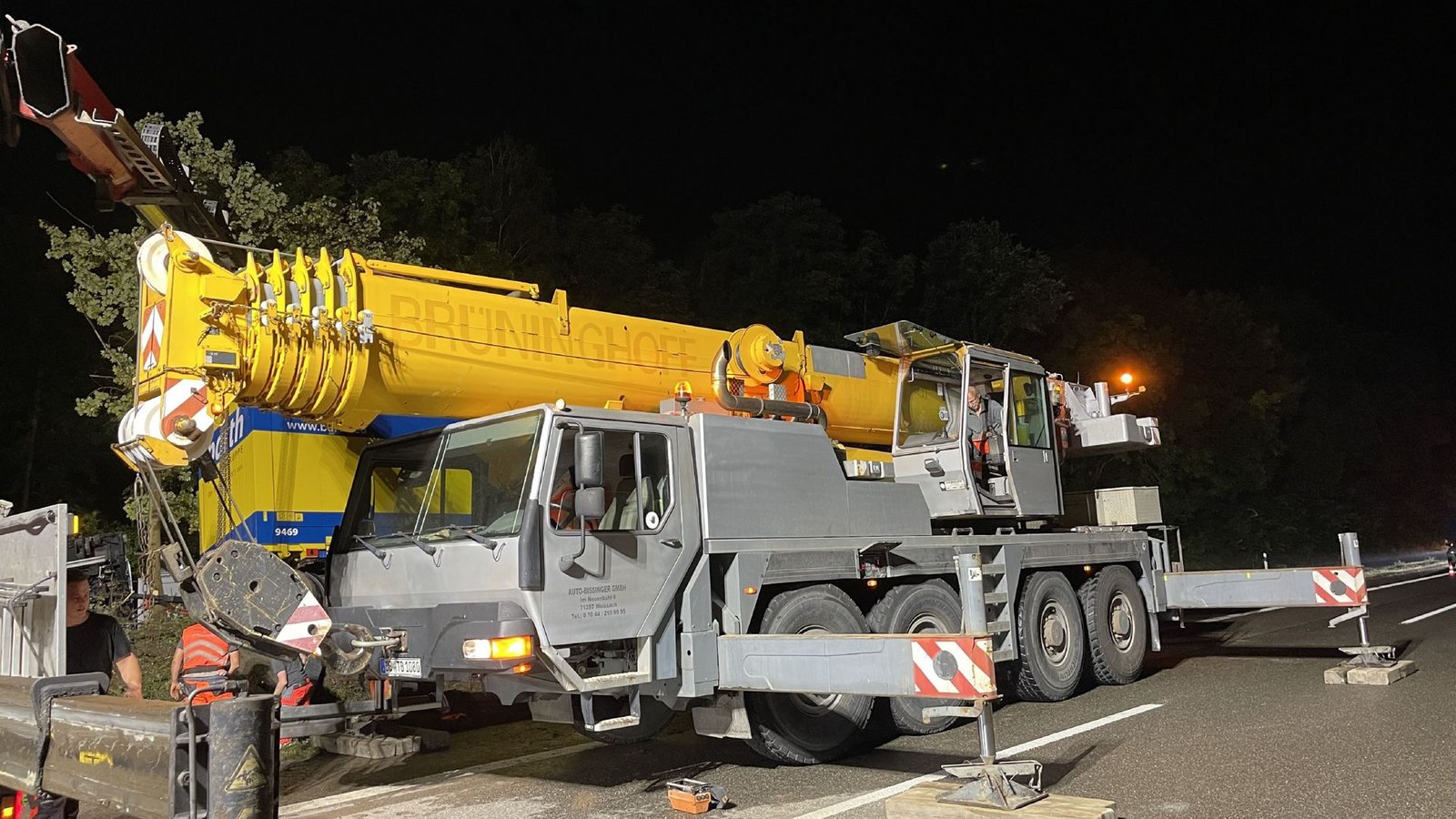 Der Lkw musste mit ...Foto: SDMG/SDMG / Schulz Der Lkw musste mit ...Foto: SDMG/SDMG / Schulz