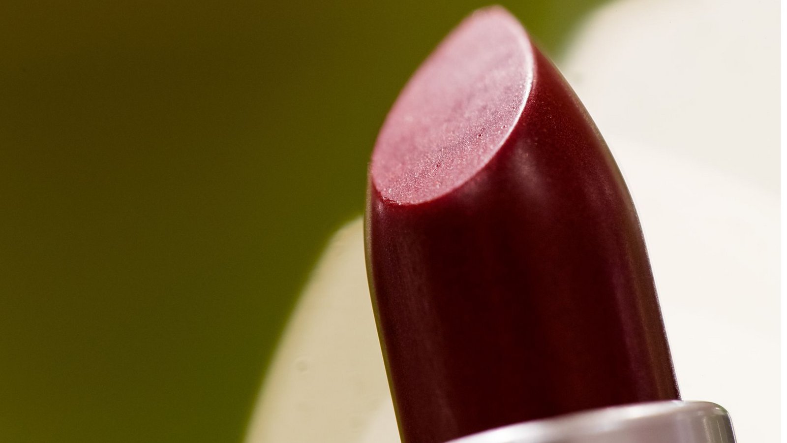 Die Forscher untersuchten 140 Pflegeprodukte und Kosmetika aus 20 Produktsegmenten (wie Lippenstift) sowie über 40 Parfüms. Dabei fanden sie erbgutverändernde, zelltötende, antibakterielle, neurotoxische und den Hormonhaushalt stark beeinflussende SchadstoffeFoto: Daniel Karmann/dpa Die Forscher untersuchten 140 Pflegeprodukte und Kosmetika aus 20 Produktsegmenten (wie Lippenstift) sowie über 40 Parfüms. Dabei fanden sie erbgutverändernde, zelltötende, antibakterielle, neurotoxische und den Hormonhaushalt stark beeinflussende SchadstoffeFoto: Daniel Karmann/dpa