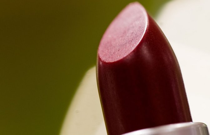 Die Forscher untersuchten  140 Pflegeprodukte und Kosmetika aus 20 Produktsegmenten (wie Lippenstift) sowie über 40 Parfüms. Dabei fanden sie erbgutverändernde, zelltötende, antibakterielle,  neurotoxische und den Hormonhaushalt stark beeinflussende Schadstoffe<span class='image-autor'>Foto: Daniel Karmann/dpa</span>