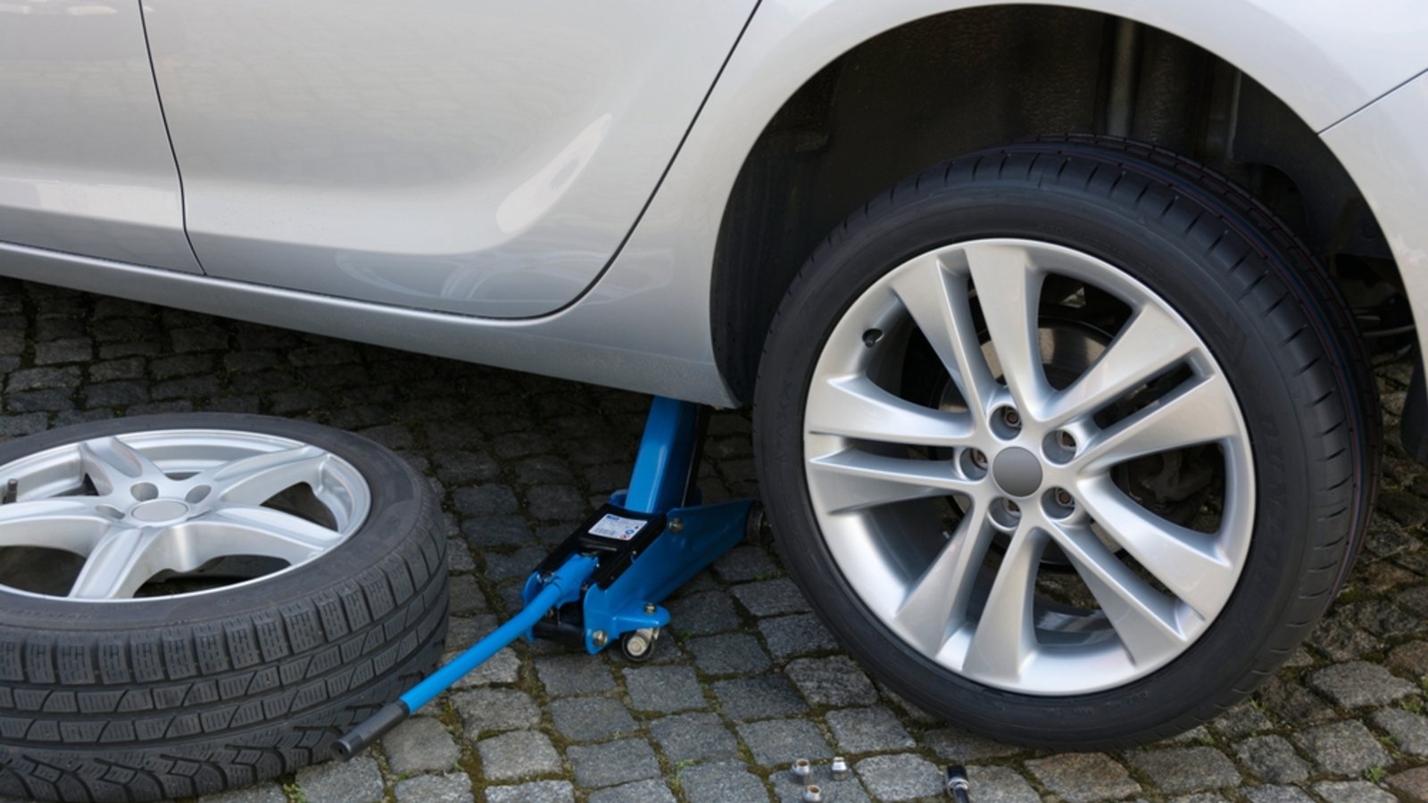 Seit letztem Jahr gelten neue Vorschriften für Ganzjahresreifen. Erfahren Sie, welche Reifen betroffen sind, welche Strafen drohen und was Autofahrer beachten müssen.Foto: DesignRage / Shutterstock.com Seit letztem Jahr gelten neue Vorschriften für Ganzjahresreifen. Erfahren Sie, welche Reifen betroffen sind, welche Strafen drohen und was Autofahrer beachten müssen.Foto: DesignRage / Shutterstock.com