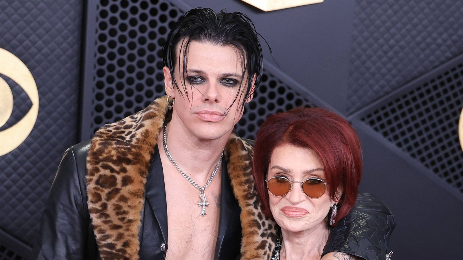 Nackte Haut zeigt auch Sänger Yungblud an der Seite von Sharon Osbourne, der Frau des kürzlich verstorbenen Sängers Ozzy Ousborne.Foto: IMAGO/ZUMA Press Wire Nackte Haut zeigt auch Sänger Yungblud an der Seite von Sharon Osbourne, der Frau des kürzlich verstorbenen Sängers Ozzy Ousborne.Foto: IMAGO/ZUMA Press Wire
