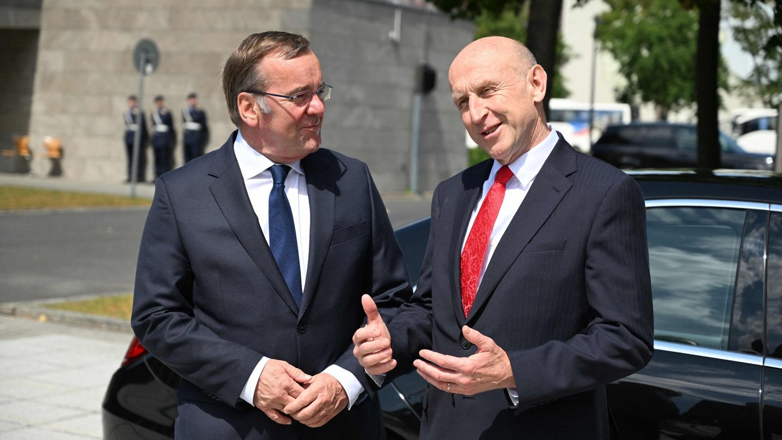 Freundschaftsbesuch: Verteidigungsminister Boris Pistorius (li.) und sein britischer Amtskollege John Healey in Berlin.Foto: AFP/RALF HIRSCHBERGER Freundschaftsbesuch: Verteidigungsminister Boris Pistorius (li.) und sein britischer Amtskollege John Healey in Berlin.Foto: AFP/RALF HIRSCHBERGER
