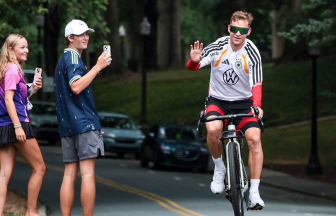 Der Kapitän ist mit dem Radl da: Joshua Kimmich auf dem Weg zum Training in Winston-Salem.<span class='image-autor'>Foto: Jan Woitas/dpa</span>