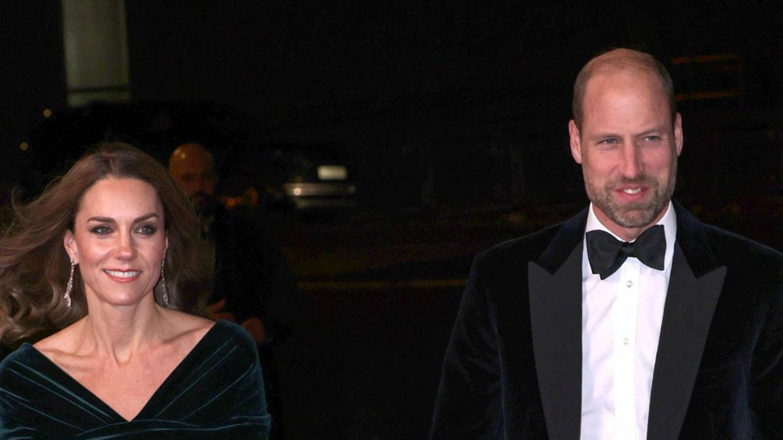 November: Lange her, dass Prinz William und Prinzessin Kate über rote Teppiche schritten – bei der Royal Variety Performance meldet sich der royale Glamour aber eindrucksvoll zurück.  Das elegante flaschengrüne Samtkleid ist die Kreation eines deutschen Labels: Talbot Runhof aus München entwarf das Kleid, das schon einige Saisons alt ist und für Kates Zwecke augenscheinlich  leicht umgearbeitet wurde.Foto: AFP