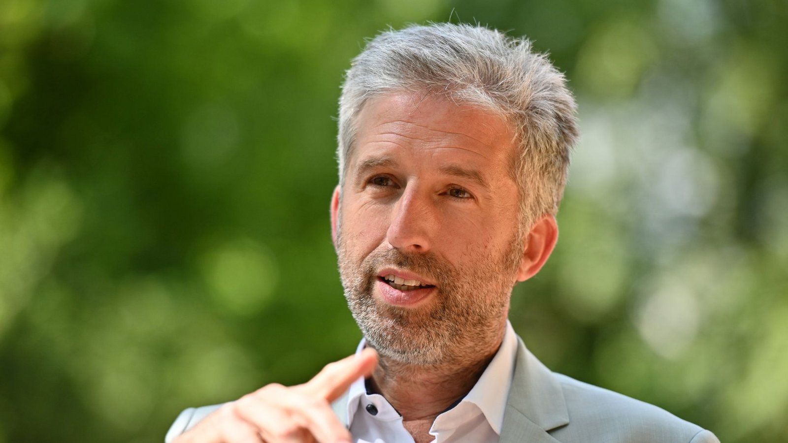 Tübingens Oberbürgermeister Boris Palmer blickt gelassen auf die Verfassungsbeschwerde gegen die Verpackungssteuer in seiner Stadt.Foto: dpa/Jan-Philipp Strobel