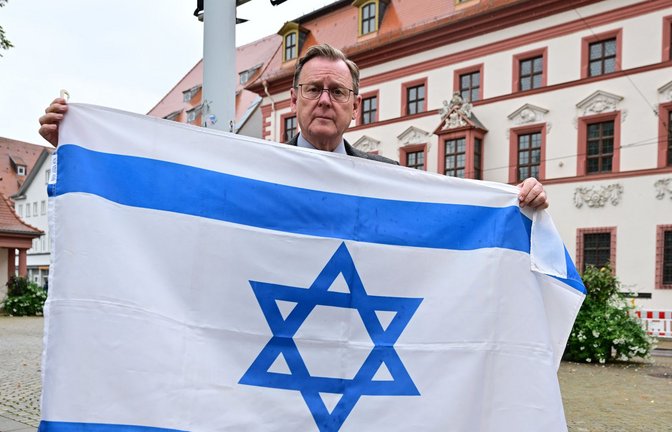 Thüringens linker Ministerpräsident Bodo Ramelow lässt die israelische Fahne vor der Staatskanzlei in Erfurt wehen.<span class='image-autor'>Foto: dpa/Martin Schutt</span>