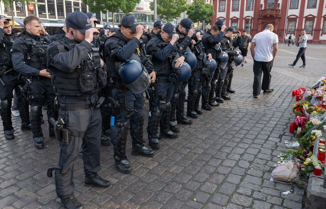 Polizeibeamte trauern auf dem Mannheimer Marktplatz um den getöteten Hauptkommissar.<span class='image-autor'>Foto: dpa/Boris Roessler</span>