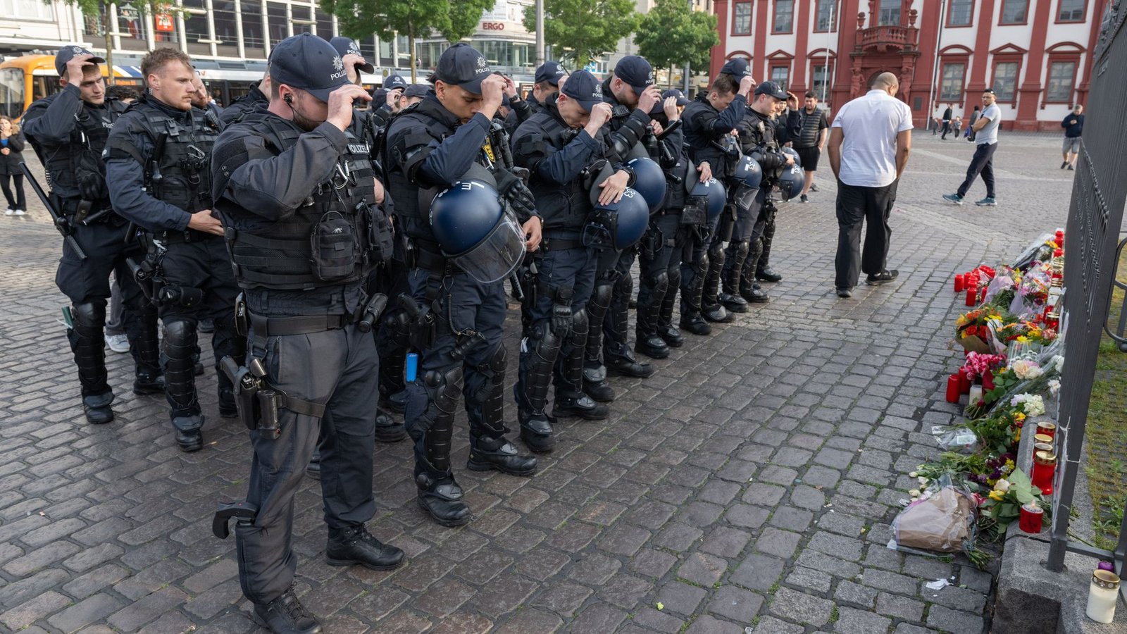 Polizeibeamte trauern auf dem Mannheimer Marktplatz um den getöteten Hauptkommissar.Foto: dpa/Boris Roessler