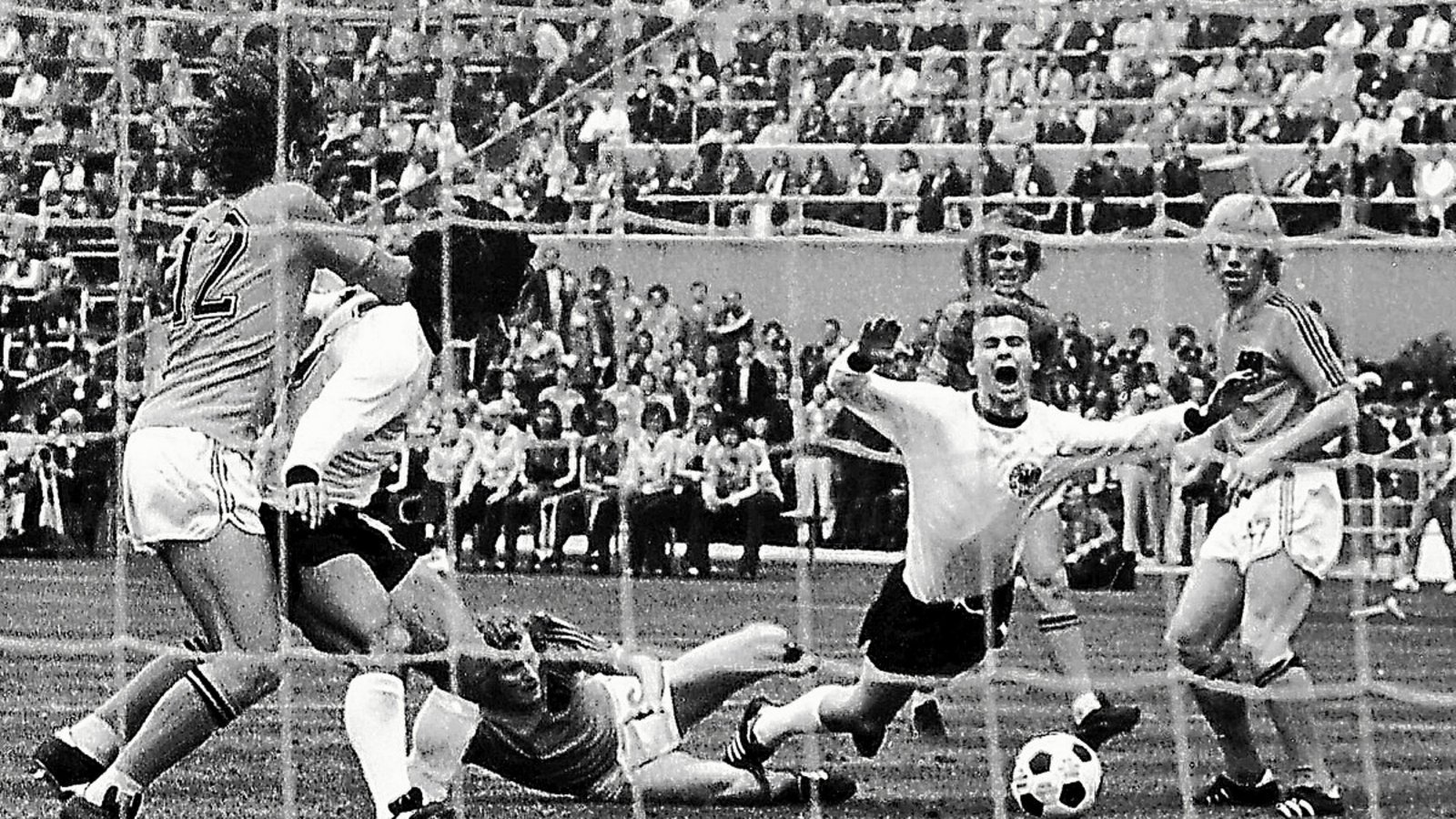 WM-Finale 1974: Bernd Hölzenbein bleibt am Bein des Holländers Wim Jansen hängen und fällt – Elfmeter für Deutschland.Foto: dpa/FRA