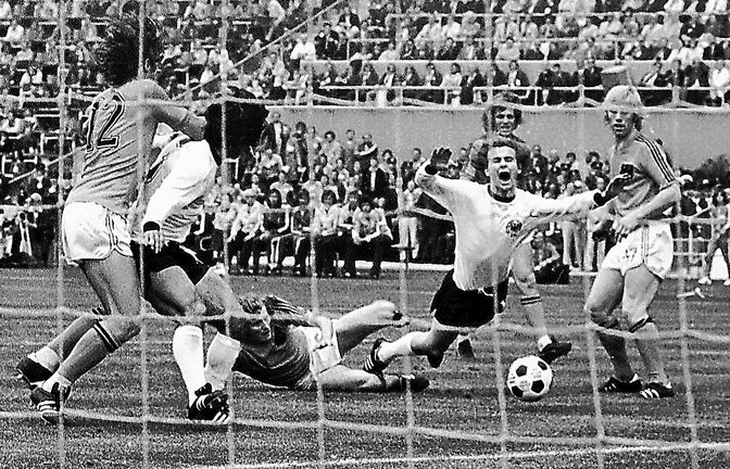 WM-Finale 1974: Bernd Hölzenbein bleibt am Bein des Holländers Wim Jansen hängen und fällt – Elfmeter für Deutschland.<span class='image-autor'>Foto: dpa/FRA</span>