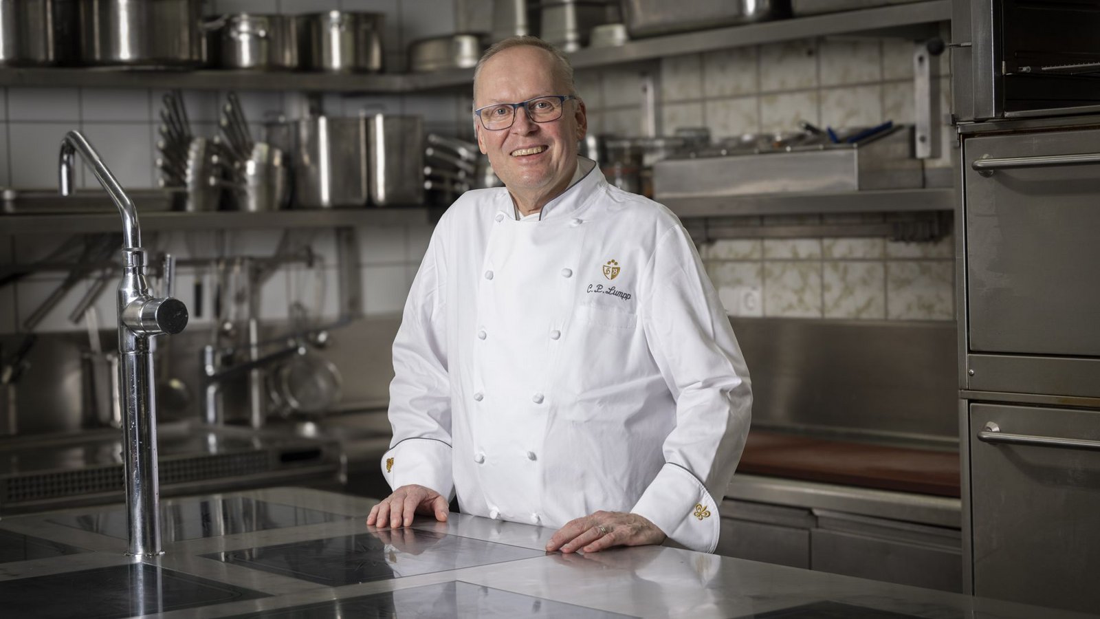 „Mentor Chef“ Claus-Peter Lumpp sorgt seit 18 Jahren dafür, dass das Restaurant im Hotel Bareiss seit 18 Jahre drei Sterne hat.Foto: Hotel Bareiss „Mentor Chef“ Claus-Peter Lumpp sorgt seit 18 Jahren dafür, dass das Restaurant im Hotel Bareiss seit 18 Jahre drei Sterne hat.Foto: Hotel Bareiss