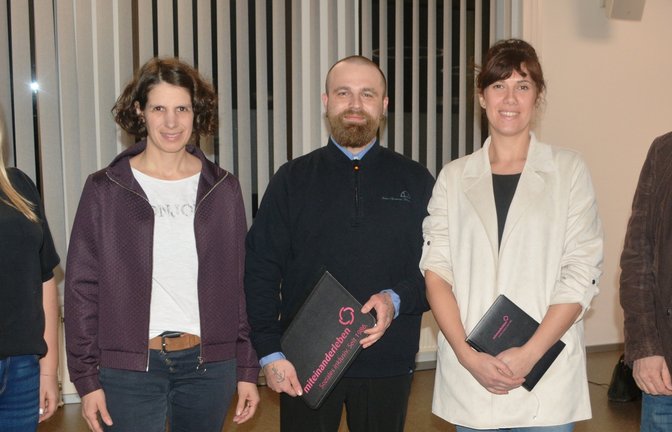 Die stellvertretende Hauptamtsleiterin Angelina Mielke (links) und Bürgermeister Armin Pioch (rechts) mit Anne Gärtner (v.l.), Christian Gutjahr und Alexandra Tolk. <span class='image-autor'>Foto: Stahlfeld</span>