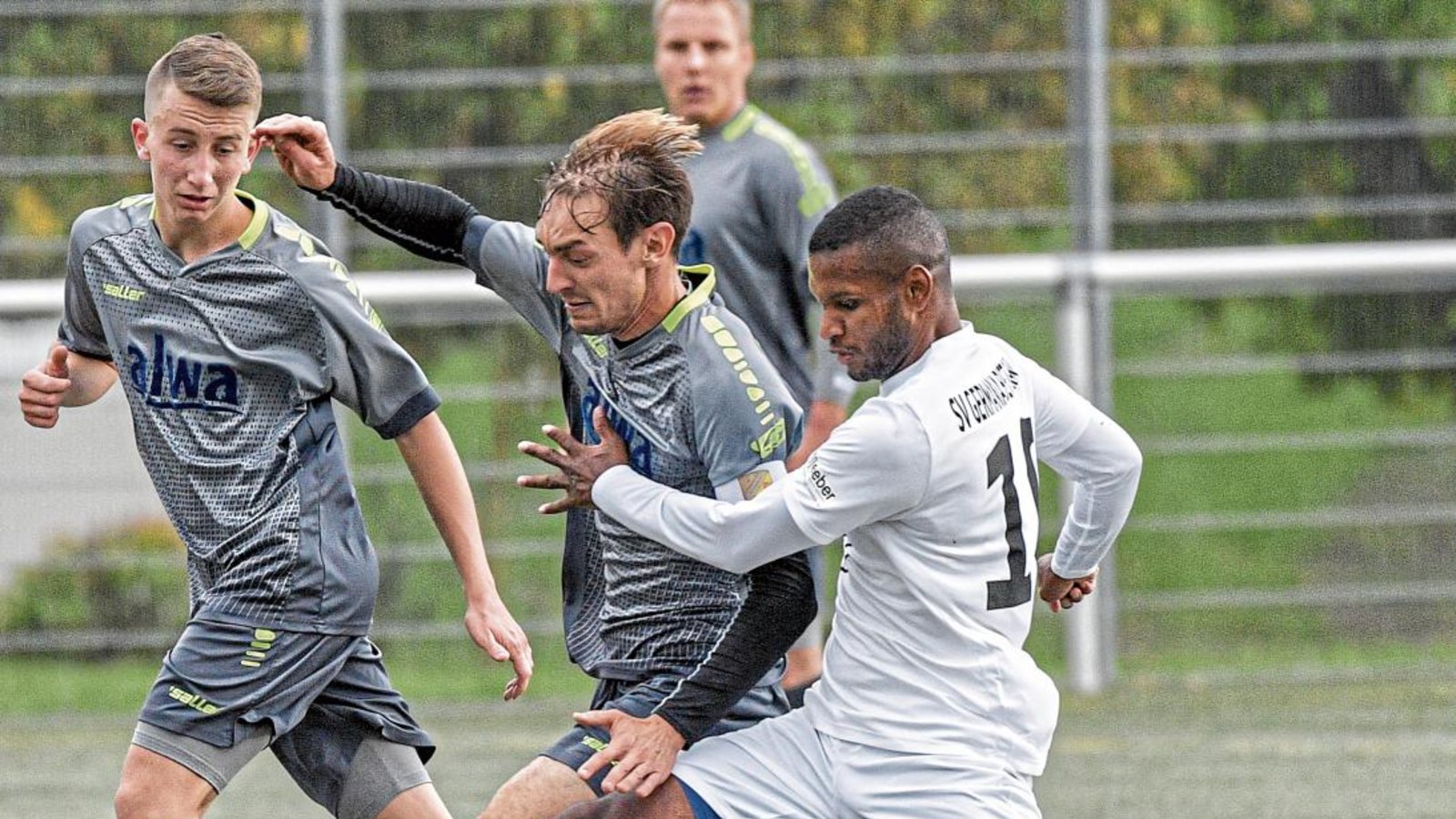 Mario Dierolf (Mitte) vom A-Ligisten SGM Hohenhaslach/Freudental behauptet das Spielgerät. Auf Ballsicherheit wird es auch beim prestigeträchtigen Vorbereitungsturnier NEB-Cup, der dieses Jahr in Besigheim stattfindet, ankommen. Foto: Leitner Mario Dierolf (Mitte) vom A-Ligisten SGM Hohenhaslach/Freudental behauptet das Spielgerät. Auf Ballsicherheit wird es auch beim prestigeträchtigen Vorbereitungsturnier NEB-Cup, der dieses Jahr in Besigheim stattfindet, ankommen. Foto: Leitner