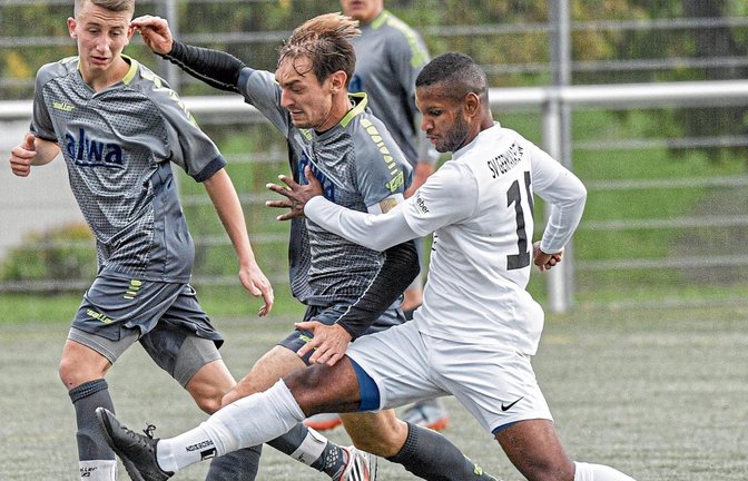 Mario Dierolf (Mitte) vom A-Ligisten SGM Hohenhaslach/Freudental behauptet das Spielgerät. Auf Ballsicherheit wird es auch beim prestigeträchtigen Vorbereitungsturnier NEB-Cup, der dieses Jahr in Besigheim stattfindet, ankommen. Foto: Leitner