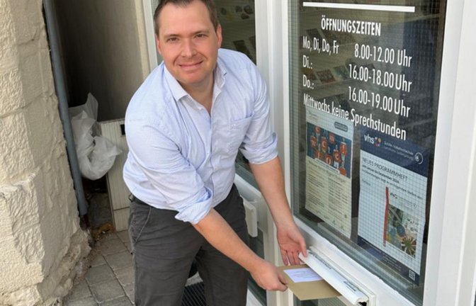 Im (Brief-)Kasten: Lars Roller gibt seine Bewerbung im Oberriexinger Rathaus ab.  <span class='image-autor'>Foto: p</span>