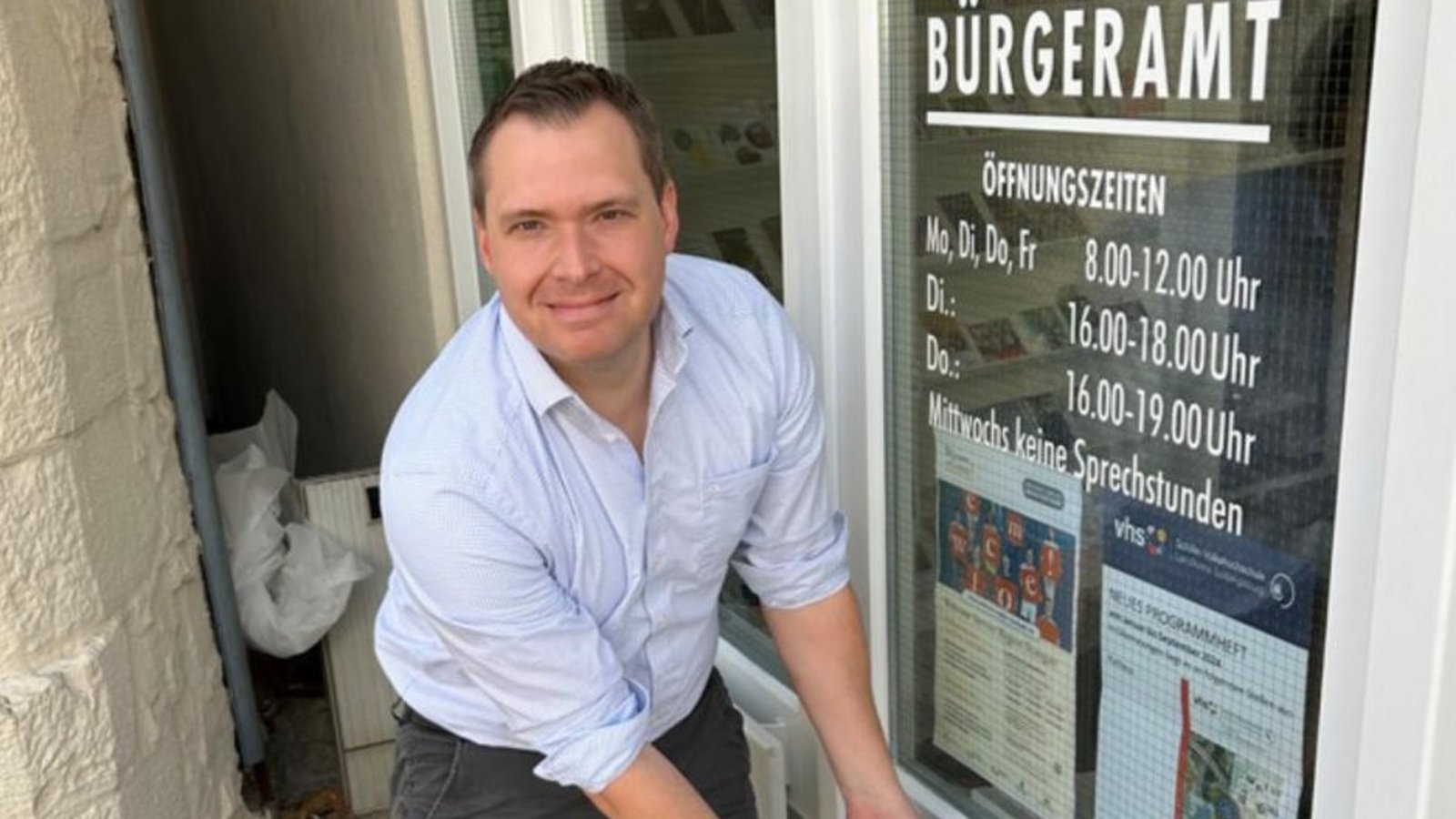 Im (Brief-)Kasten: Lars Roller gibt seine Bewerbung im Oberriexinger Rathaus ab. Foto: p Im (Brief-)Kasten: Lars Roller gibt seine Bewerbung im Oberriexinger Rathaus ab. Foto: p