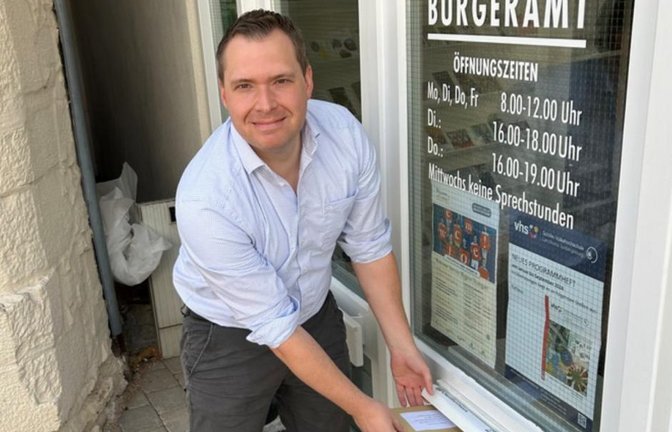 Im (Brief-)Kasten: Lars Roller gibt seine Bewerbung im Oberriexinger Rathaus ab.  <span class='image-autor'>Foto: p</span>