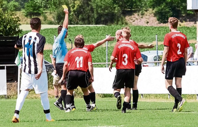 Gelbsünder aufgepasst: Wer bei der zweiten Verwarnung im selben Spiel mit Gelb-Rot vom Platz gestellt wird, ist ab sofort automatisch für das nächste Spiel gesperrt. Foto: Archiv/Simecek