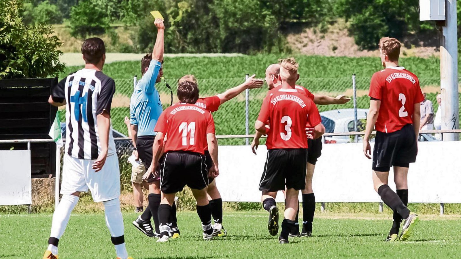 Gelbsünder aufgepasst: Wer bei der zweiten Verwarnung im selben Spiel mit Gelb-Rot vom Platz gestellt wird, ist ab sofort automatisch für das nächste Spiel gesperrt. Foto: Archiv/Simecek Gelbsünder aufgepasst: Wer bei der zweiten Verwarnung im selben Spiel mit Gelb-Rot vom Platz gestellt wird, ist ab sofort automatisch für das nächste Spiel gesperrt. Foto: Archiv/Simecek