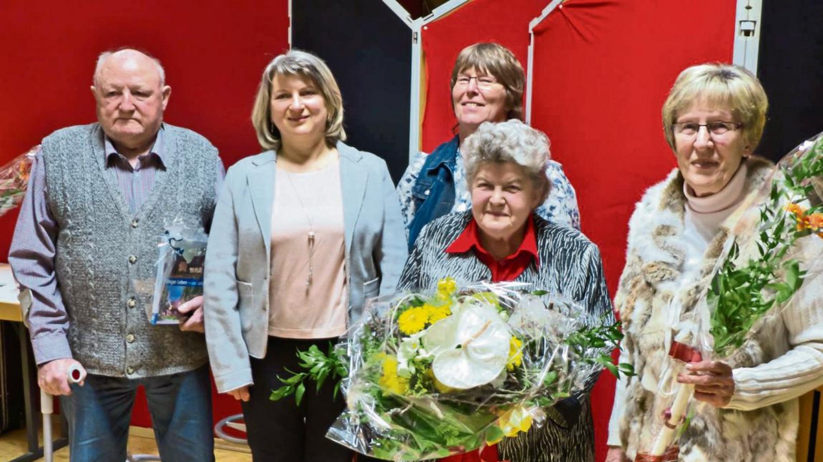 Vorsitzende Elke Henz (Zweite von links) ehrt Alwin Fink (links) und Inge Kuhnle und Gertrud Reich (von links, vordere Reihe). Kassiererin Susanne Klein freut sich mit ihnen. Foto: p Vorsitzende Elke Henz (Zweite von links) ehrt Alwin Fink (links) und Inge Kuhnle und Gertrud Reich (von links, vordere Reihe). Kassiererin Susanne Klein freut sich mit ihnen. Foto: p