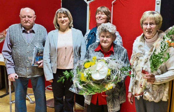 Vorsitzende Elke Henz (Zweite von links) ehrt Alwin Fink (links) und Inge Kuhnle und Gertrud Reich (von links, vordere Reihe). Kassiererin Susanne Klein freut sich mit ihnen. Foto: p
