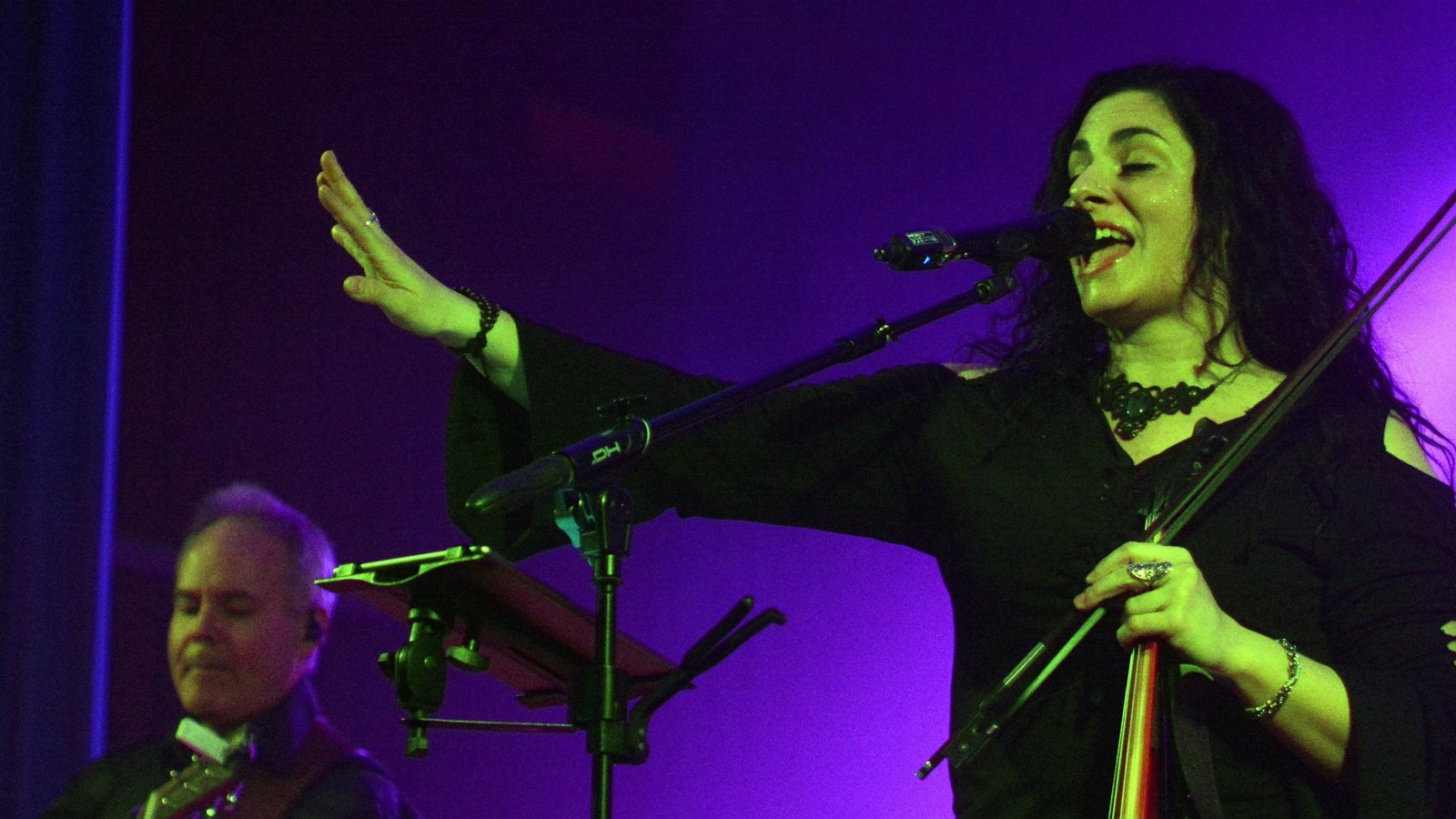 Teufelsgeigerin Lara Lanzi von Laralba begeistert das Publikum am Samstagabend.  Foto: Stahlfeld