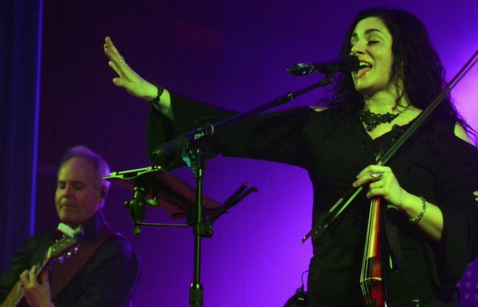 Teufelsgeigerin Lara Lanzi von Laralba begeistert das Publikum am Samstagabend.  <span class='image-autor'>Foto: Stahlfeld</span>