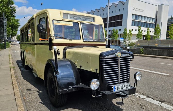 Anlässlich des 100. Busjubiläums der SSB war ein cremefarbener Oldtimerbus bei einer Sonderfahrt durch Stuttgart unterwegs.<span class='image-autor'>Andreas Rosar</span>