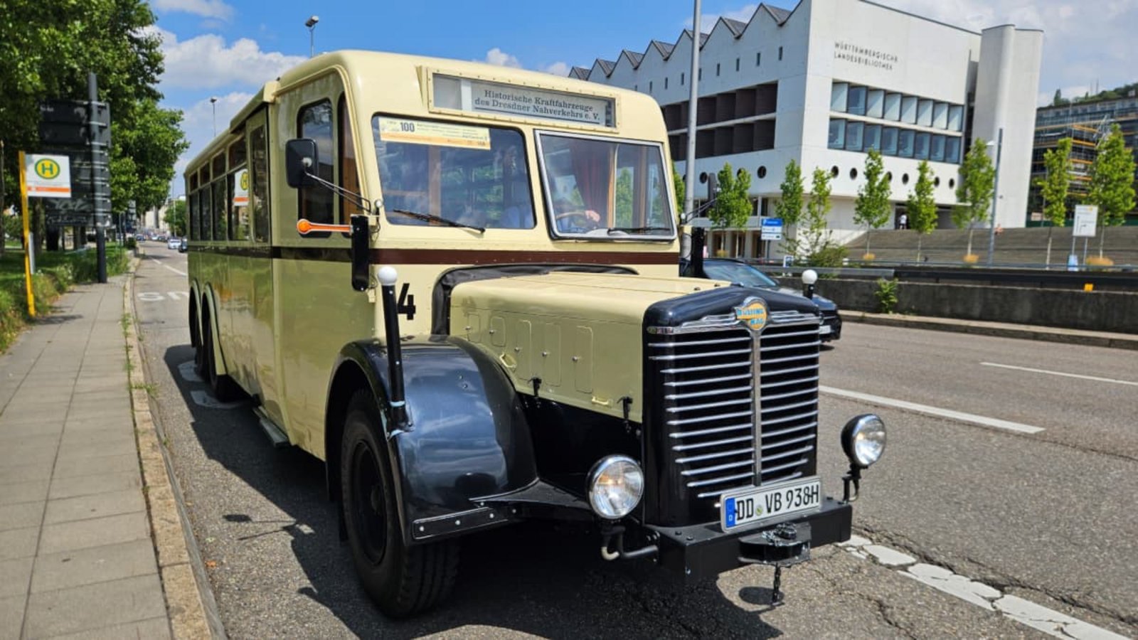 Anlässlich des 100. Busjubiläums der SSB war ein cremefarbener Oldtimerbus bei einer Sonderfahrt durch Stuttgart unterwegs.Andreas Rosar Anlässlich des 100. Busjubiläums der SSB war ein cremefarbener Oldtimerbus bei einer Sonderfahrt durch Stuttgart unterwegs.Andreas Rosar