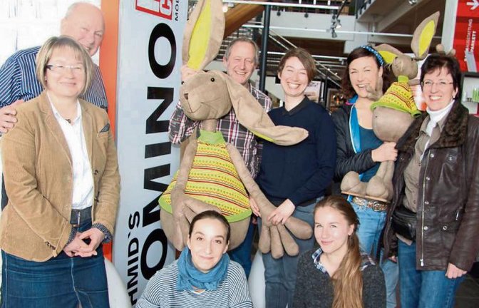 Familie Schmid (links) sichert dem TudD-Team für die Realisierung des Theaterspaziergangs in ihrem Möbelhaus ihre volle Unterstützung zu.