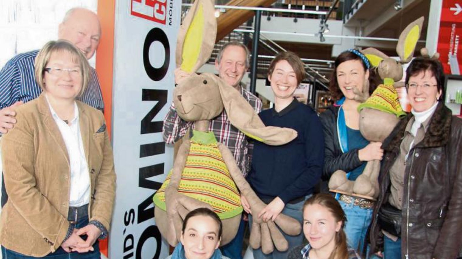 Familie Schmid (links) sichert dem TudD-Team für die Realisierung des Theaterspaziergangs in ihrem Möbelhaus ihre volle Unterstützung zu.