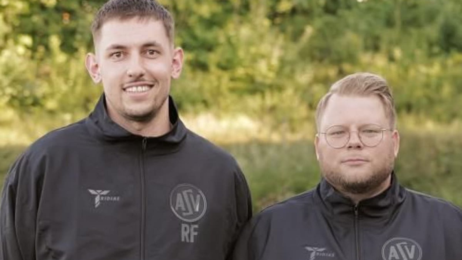 Der Ex-Keeper Robin Fast vertrat den fehlenden Chefcoach Alexander Schweizer (rechts).Günter Bergmann Der Ex-Keeper Robin Fast vertrat den fehlenden Chefcoach Alexander Schweizer (rechts).Günter Bergmann