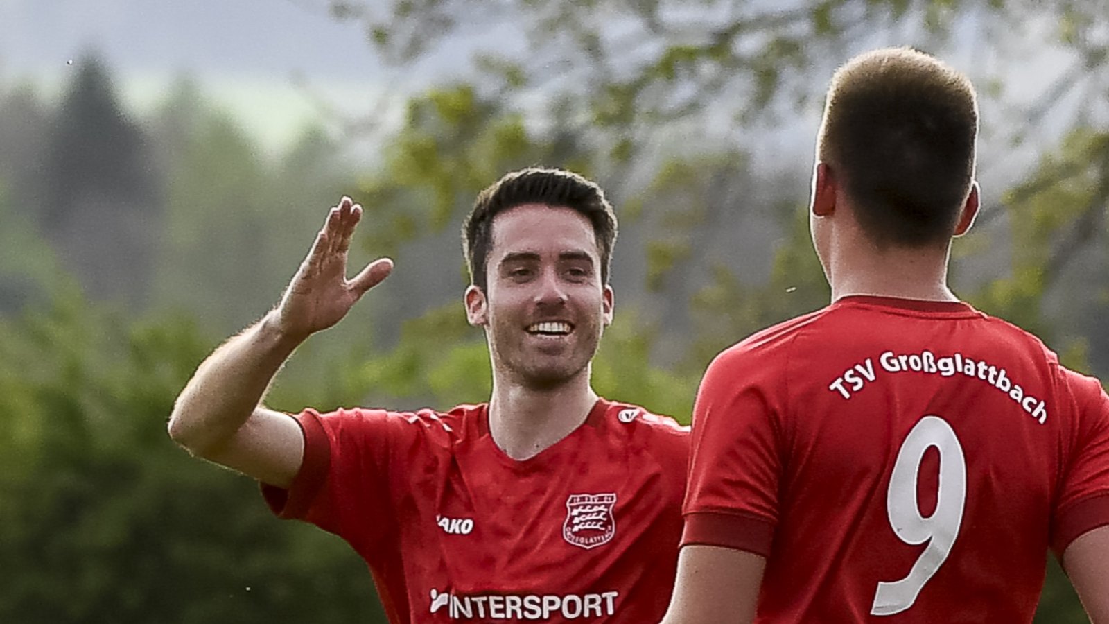 Ausgelassene Freude nach dem 5:0-Sieg gegen den TSV Phönix Lomersheim II: Großglattbachs Florian Kuhnle (links) lässt sich von Jonathan Gayer feiern. Foto: Leitner Ausgelassene Freude nach dem 5:0-Sieg gegen den TSV Phönix Lomersheim II: Großglattbachs Florian Kuhnle (links) lässt sich von Jonathan Gayer feiern. Foto: Leitner