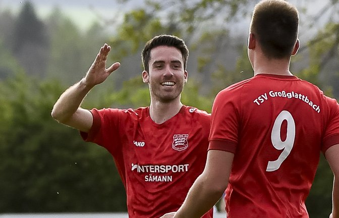 Ausgelassene Freude nach dem 5:0-Sieg gegen den TSV Phönix Lomersheim II: Großglattbachs Florian Kuhnle (links) lässt sich von Jonathan Gayer feiern. <span class='image-autor'>Foto: Leitner</span>
