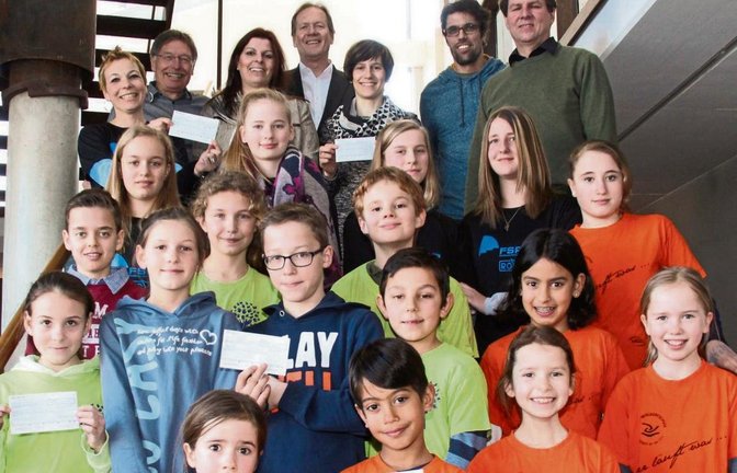 Peter Klein (oben links) freut sich mit den Schülern und Lehrern über die zahlreiche Teilnahme an den Volksläufen. Foto: Rostek