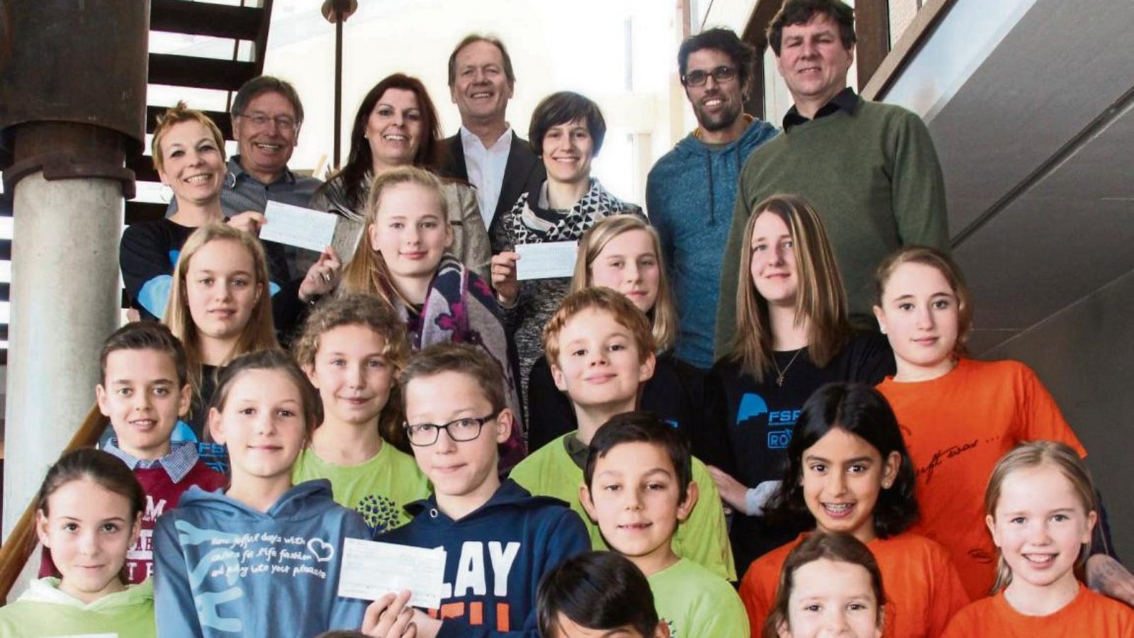 Peter Klein (oben links) freut sich mit den Schülern und Lehrern über die zahlreiche Teilnahme an den Volksläufen. Foto: Rostek Peter Klein (oben links) freut sich mit den Schülern und Lehrern über die zahlreiche Teilnahme an den Volksläufen. Foto: Rostek