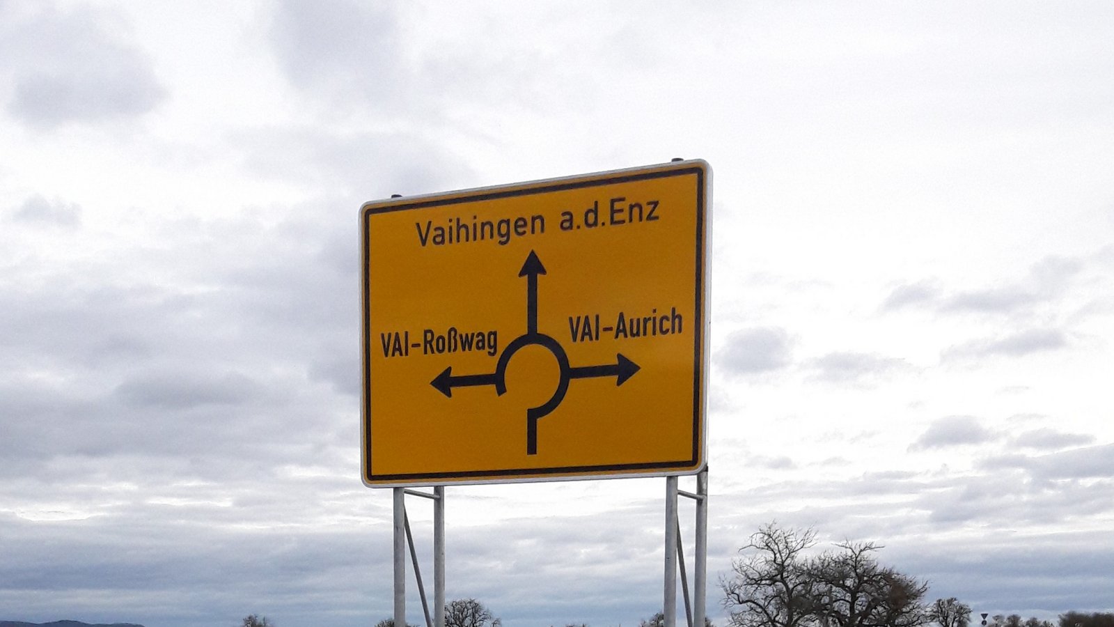 Ja huch, isch des VAI scho emmer do? Noi, des isch fei neu. „Das Schild ist neu!“, bestätigt Stadtsprecherin Martina Fischer auf Nachfrage. Zu sehen ist dieses Exemplar von Großglattbach her kommend. Die Straßenmeisterei habe es ausgetauscht. „Immer dann, wenn ein Schild ‚abgängig‘ ist, zum Beispiel, wenn es nicht mehr reflektiert, kommt die neue Beschriftung (‚VAI‘ vor dem Ortsnamen) zur Ausführung. Das praktizieren wir schon eine Weile so – ist entstanden in Zusammenhang mit der Wiedereinführung des VAI-Kennzeichens.“ Ha, des isch mol a VAIne Sach. Foto: Rücker Ja huch, isch des VAI scho emmer do? Noi, des isch fei neu. „Das Schild ist neu!“, bestätigt Stadtsprecherin Martina Fischer auf Nachfrage. Zu sehen ist dieses Exemplar von Großglattbach her kommend. Die Straßenmeisterei habe es ausgetauscht. „Immer dann, wenn ein Schild ‚abgängig‘ ist, zum Beispiel, wenn es nicht mehr reflektiert, kommt die neue Beschriftung (‚VAI‘ vor dem Ortsnamen) zur Ausführung. Das praktizieren wir schon eine Weile so – ist entstanden in Zusammenhang mit der Wiedereinführung des VAI-Kennzeichens.“ Ha, des isch mol a VAIne Sach. Foto: Rücker