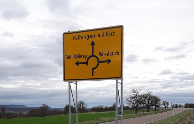 Ja huch, isch des VAI scho emmer do? Noi, des isch fei neu. „Das Schild ist neu!“, bestätigt Stadtsprecherin Martina Fischer auf Nachfrage. Zu sehen ist dieses Exemplar von Großglattbach her kommend. Die Straßenmeisterei habe es ausgetauscht. „Immer dann, wenn ein Schild ‚abgängig‘ ist, zum Beispiel, wenn es nicht mehr reflektiert, kommt die neue Beschriftung (‚VAI‘ vor dem Ortsnamen) zur Ausführung. Das praktizieren wir schon eine Weile so – ist entstanden in Zusammenhang mit der Wiedereinführung des VAI-Kennzeichens.“ Ha, des isch mol a VAIne Sach. <span class='image-autor'>Foto: Rücker</span>