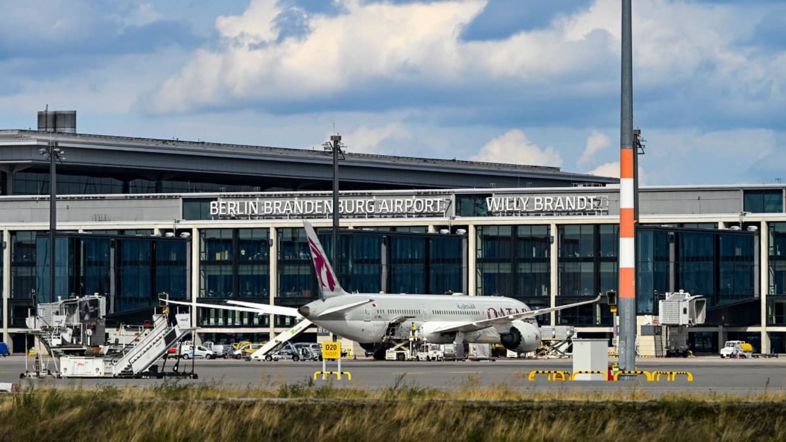 Auf dem Hauptstadtflughafen BER wurde der Gefahrgut-Alarm ausgelöst. (Archivbild)Jens Kalaene/dpa Auf dem Hauptstadtflughafen BER wurde der Gefahrgut-Alarm ausgelöst. (Archivbild)Jens Kalaene/dpa