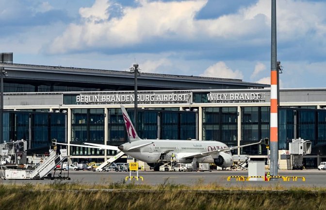 Auf dem Hauptstadtflughafen BER wurde der Gefahrgut-Alarm ausgelöst. (Archivbild)<span class='image-autor'>Jens Kalaene/dpa</span>