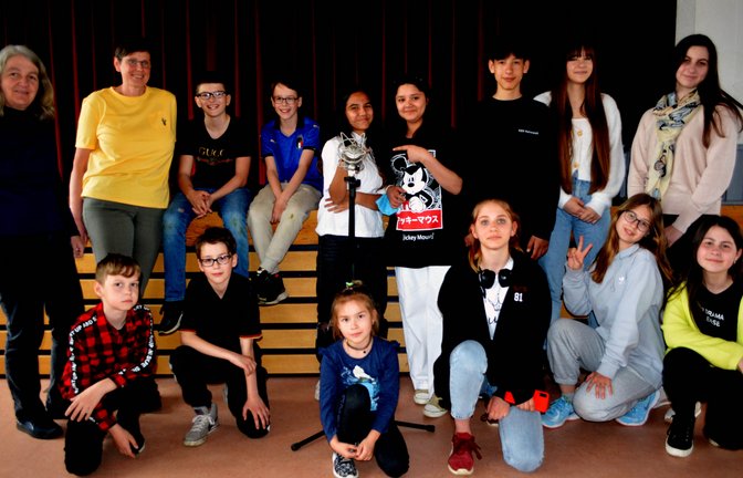 Über Gerechtigkeit rappten diese Kinder und Jugendliche mit Unterstützung durch Pfarrerin Sigrid Telian (links) und Daria Kraft (Zweite von links) von der Diakonie Enzkreis.  <span class='image-autor'>Foto: Stahlfeld</span>