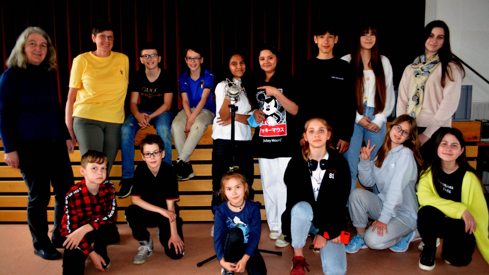 Über Gerechtigkeit rappten diese Kinder und Jugendliche mit Unterstützung durch Pfarrerin Sigrid Telian (links) und Daria Kraft (Zweite von links) von der Diakonie Enzkreis. Foto: Stahlfeld Über Gerechtigkeit rappten diese Kinder und Jugendliche mit Unterstützung durch Pfarrerin Sigrid Telian (links) und Daria Kraft (Zweite von links) von der Diakonie Enzkreis. Foto: Stahlfeld