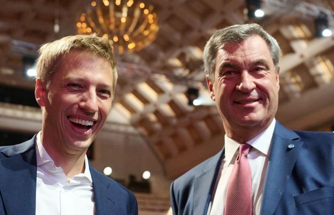 Der Münchner Oberbürgermeister Dominik Krause (Bündnis 90/Die Grünen, links), und Bayerns Ministerpräsident Markus Söder (CSU), auf der außerordentlichen DOSB-Mitgliederversammlung zur Wahl des deutschen Olympia-Bewerbers für 2036, 2040 oder 2044.<span class='image-autor'>Marijan Murat/dpa</span>