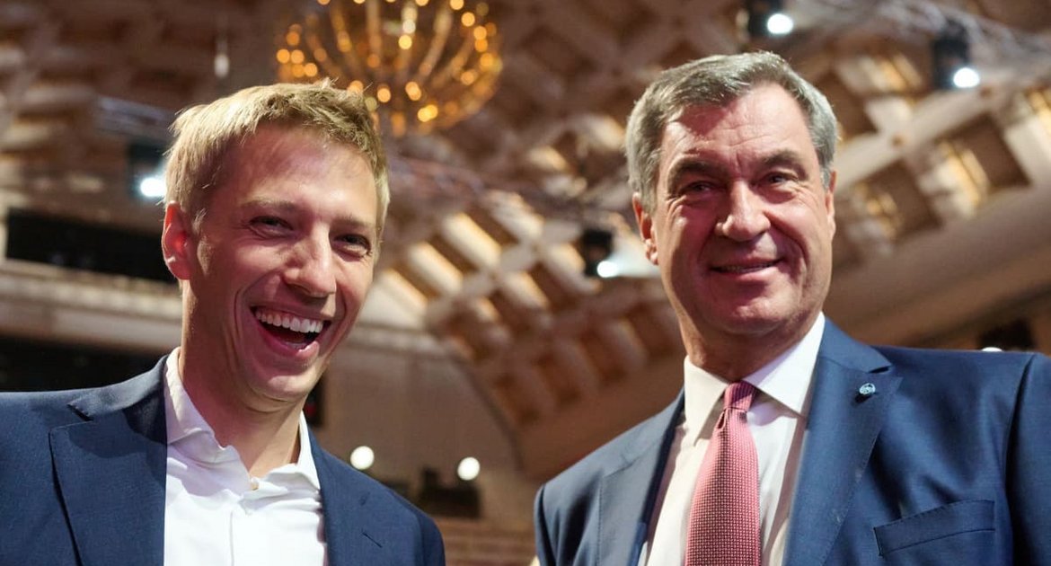 Der Münchner Oberbürgermeister Dominik Krause (Bündnis 90/Die Grünen, links), und Bayerns Ministerpräsident Markus Söder (CSU), auf der außerordentlichen DOSB-Mitgliederversammlung zur Wahl des deutschen Olympia-Bewerbers für 2036, 2040 oder 2044.