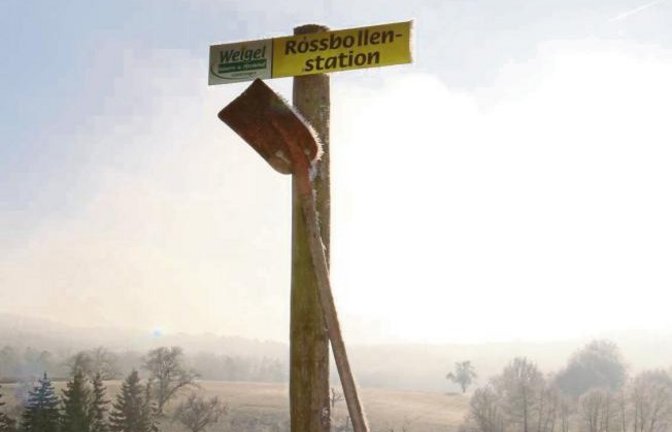 Kein Gipfelkreuz, sondern eine Rossbollenstation in Schützingen.  Foto: Rücker