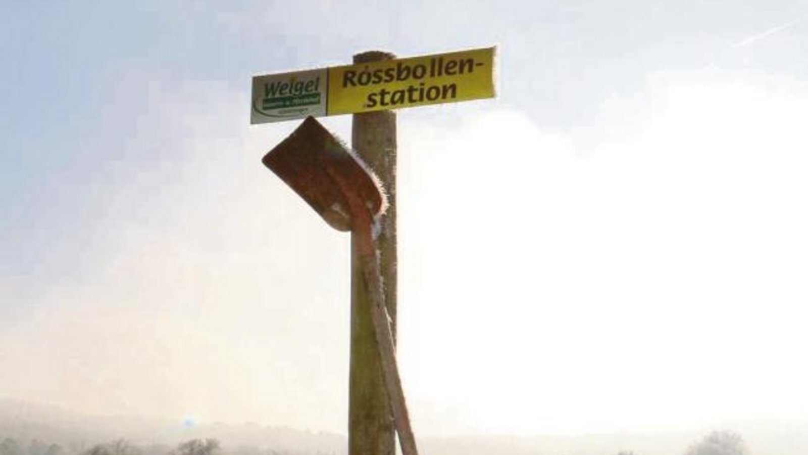 Kein Gipfelkreuz, sondern eine Rossbollenstation in Schützingen.  Foto: Rücker