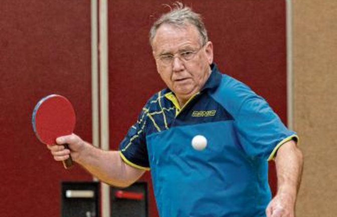 Mischt Richard Könne, der „Altmeister an der Platte“, wie ihn Ensingens Tischtennischef Werner Müller nennt, bei der Vergabe des Titels mit? Foto: Leitner