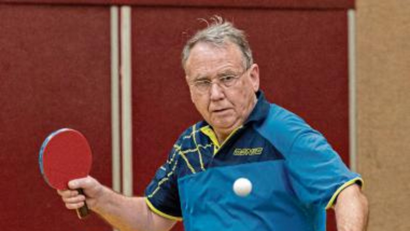 Mischt Richard Könne, der „Altmeister an der Platte“, wie ihn Ensingens Tischtennischef Werner Müller nennt, bei der Vergabe des Titels mit? Foto: Leitner Mischt Richard Könne, der „Altmeister an der Platte“, wie ihn Ensingens Tischtennischef Werner Müller nennt, bei der Vergabe des Titels mit? Foto: Leitner